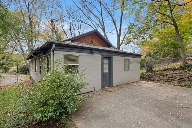 Building Photo - Beautifully Renovated Cottage - Great Nort...