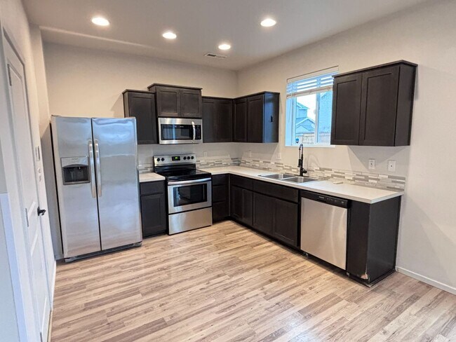 Building Photo - MOVE-IN SPECIAL!