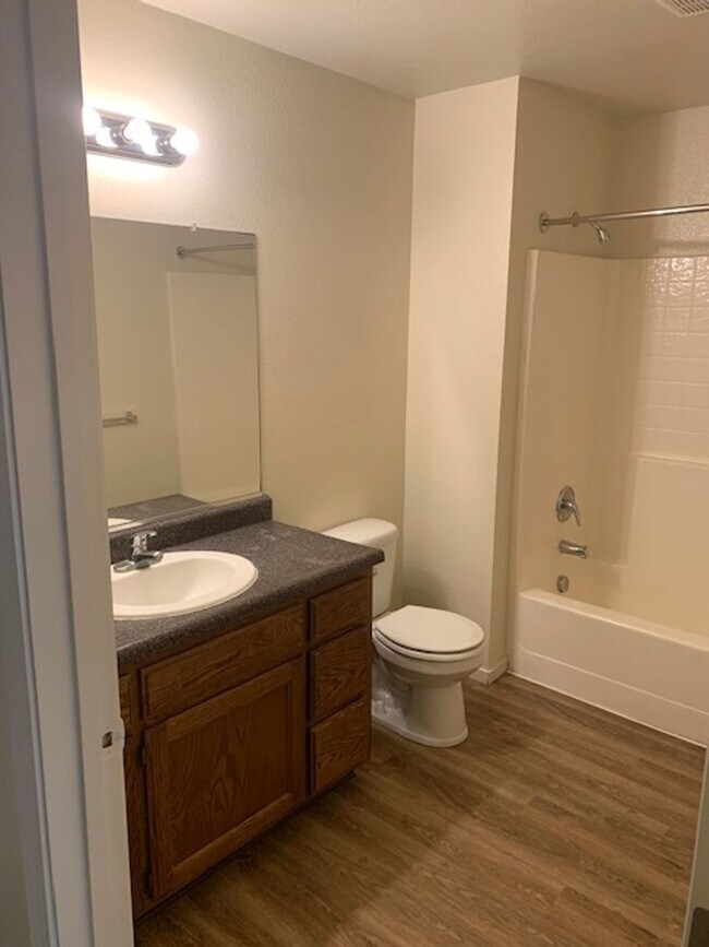 Building Photo - 2 Bed/2 Bath