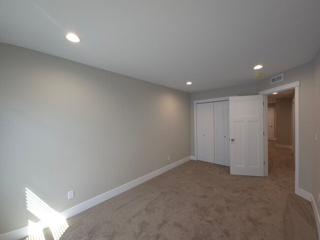Building Photo - 1272 W Hanley Ave