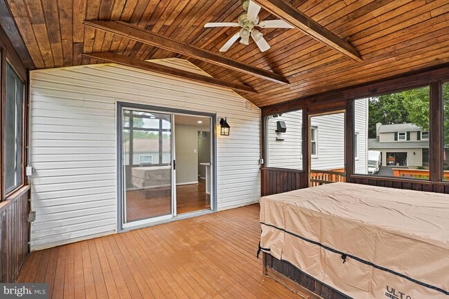 Building Photo - 9409 Mirror Pond Dr