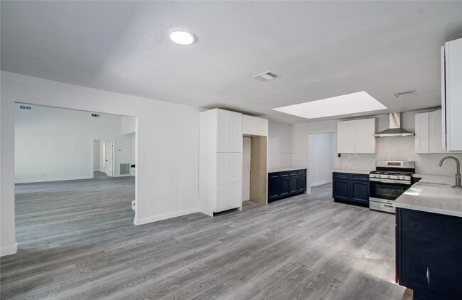 Building Photo - 619 River Plantation Dr