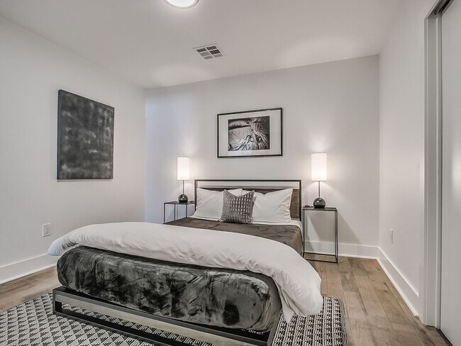 Building Photo - Champagne Plaza - Furnished Back House