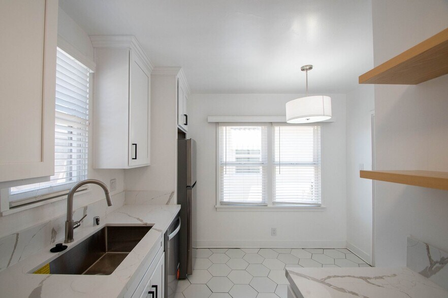 Building Photo - 14437 Dickens St