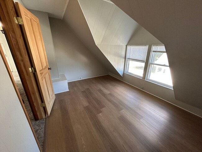 Building Photo - Nice-sized 3-bedroom 1-bath home with a la...