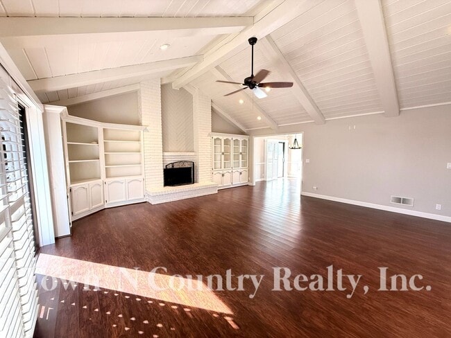 Building Photo - 1198 Loyola Dr