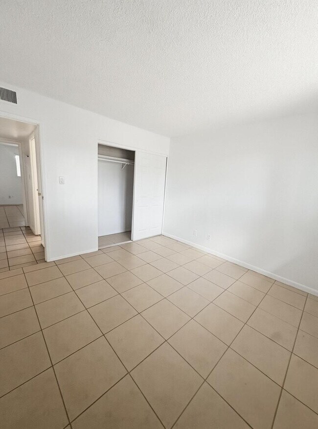 Building Photo - 1248 E Bishop Dr