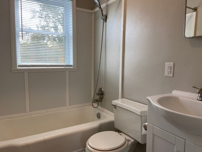 Building Photo - 2 Bedroom, 1 Bathroom Apartment in High Po...