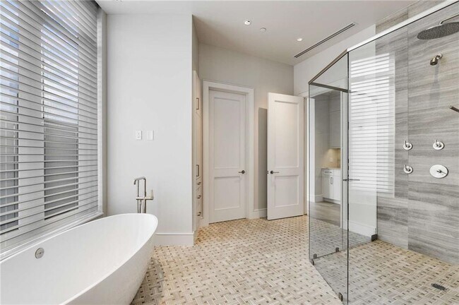 Building Photo - 3376 Peachtree Rd NE