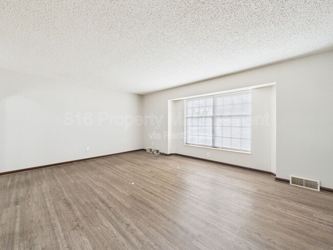 Building Photo - 3929 S Carriage Ln