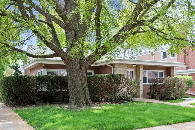 Building Photo - 3001 W Chase Ave