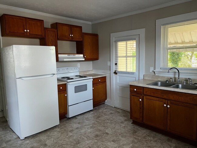 Building Photo - One Level House With Back Deck off Campbell Avenue