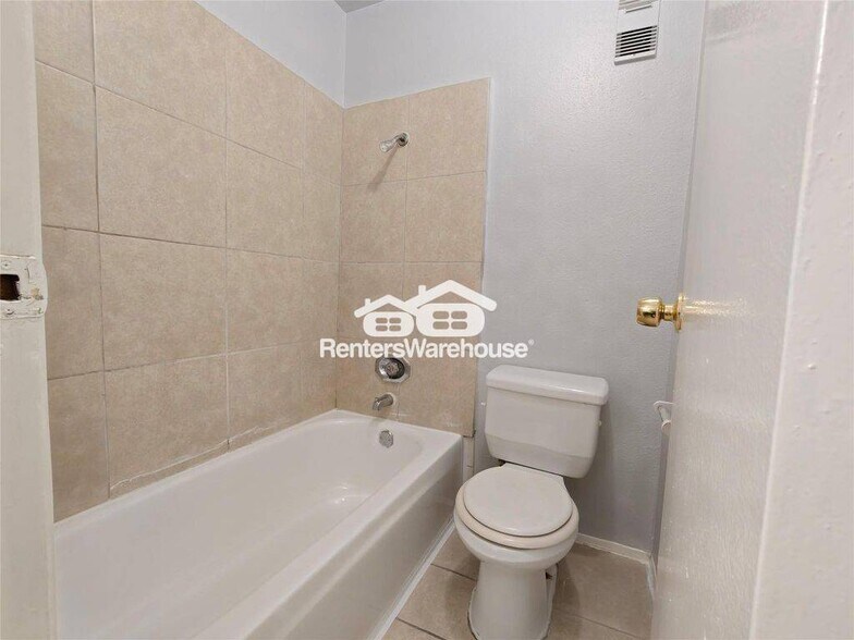 Building Photo - 8034 Antoine Dr