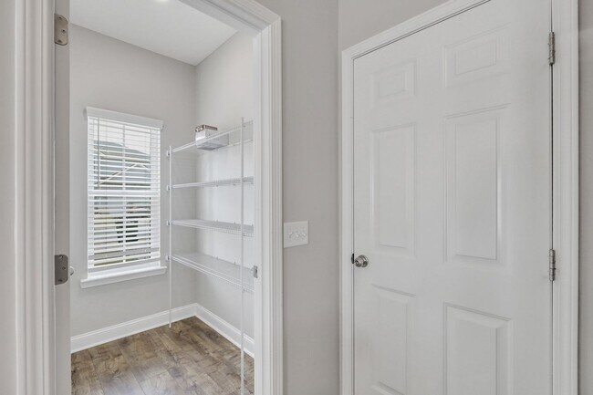 Building Photo - AVAILABLE JUNE [PETS PERMITTED]