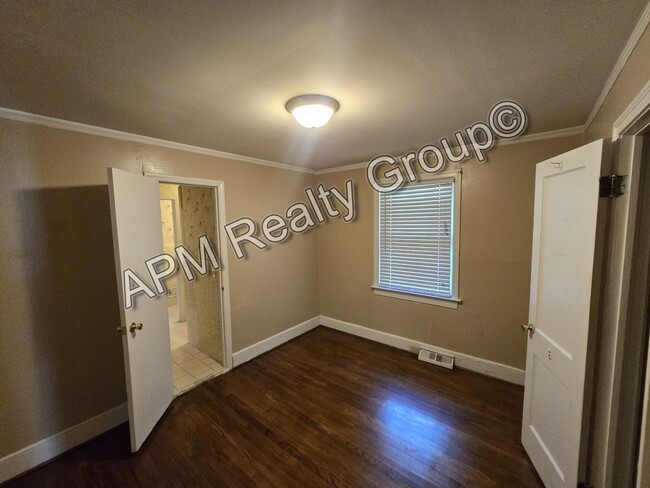 Building Photo - Spacious two bedroom house off Two Notch