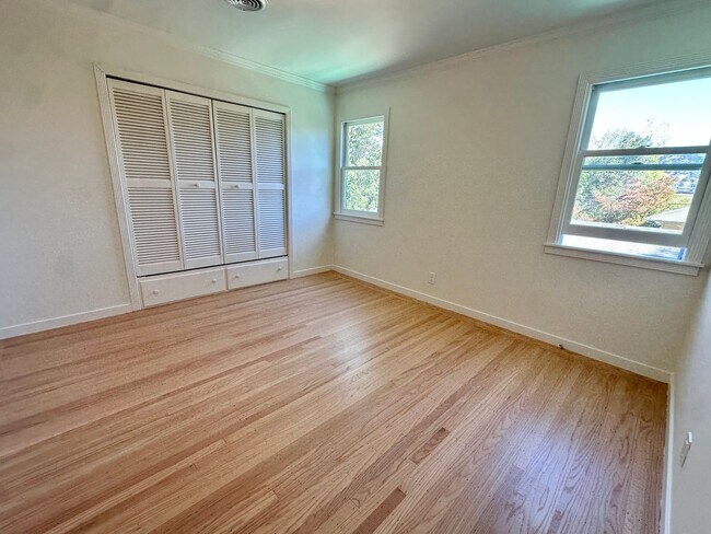 Building Photo - Charming 2-3bd Bungalow w/Pool in San Rafael
