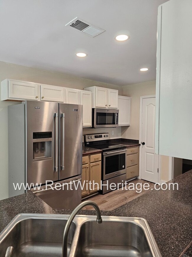 Building Photo - Amazing 4 Bedroom/ 3 Bath Home / Attention...