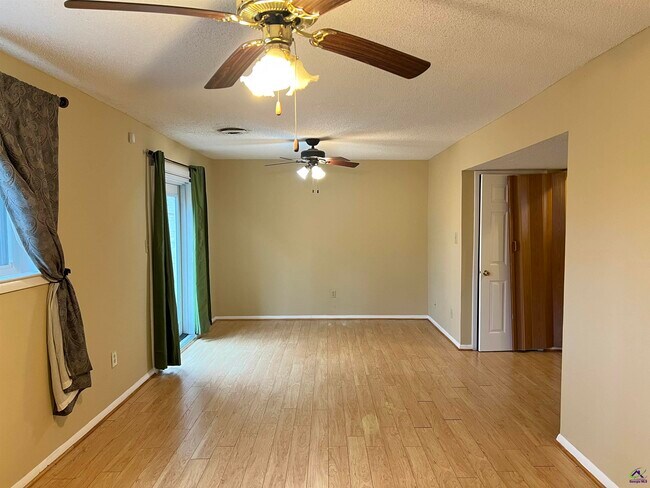 Building Photo - 212 Highland Dr