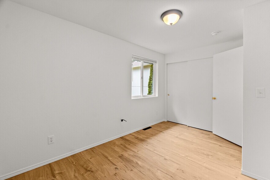 Building Photo - 1102 Irving St SW