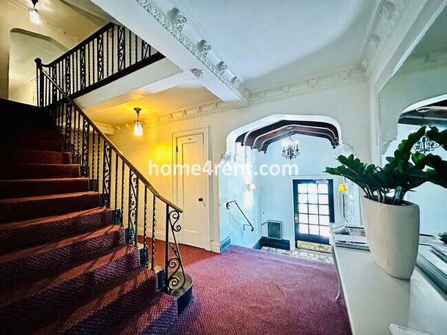 Building Photo - Luxury Condo Living Near the Country Club Plaza!