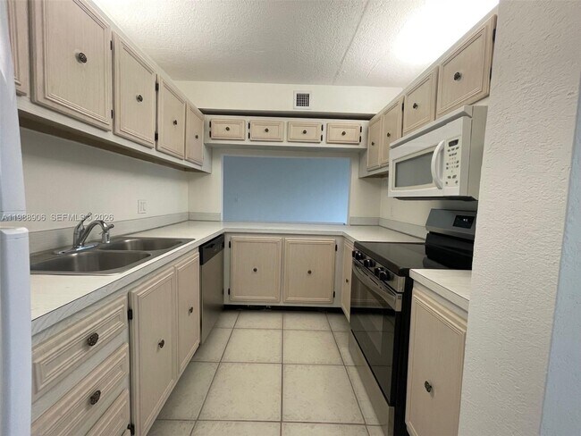 Building Photo - 9441 Live Oak Pl