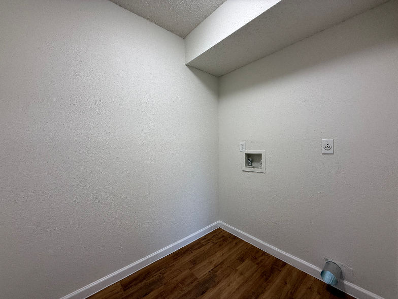 Building Photo - 8519 Ridge Garden Dr