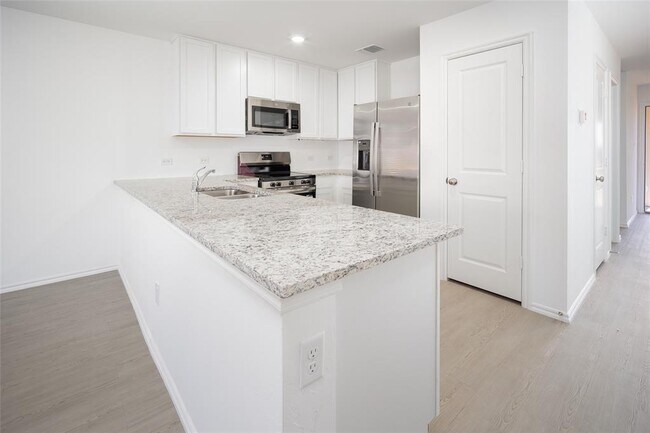 Building Photo - 2023 Delphine Dr