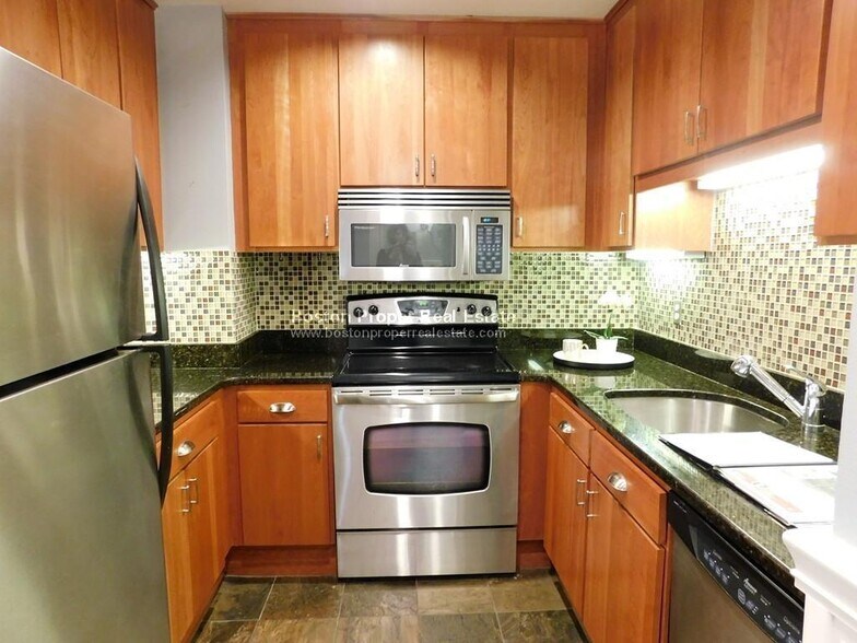 Building Photo - 416 Marlborough St