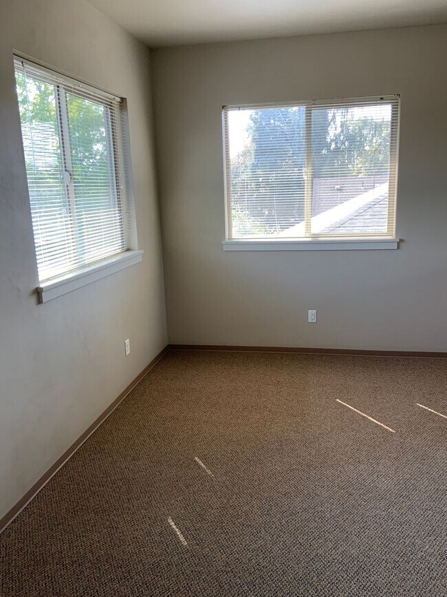 Building Photo - 3 Bedroom, 2.5 Bathroom Close to UO Campus