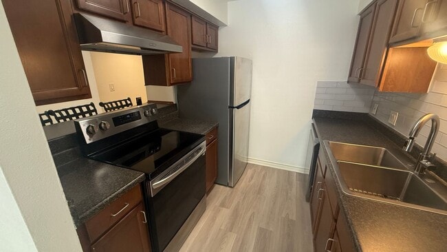 Building Photo - Gorgeous Condo nestled right on Lady Bird Lake!