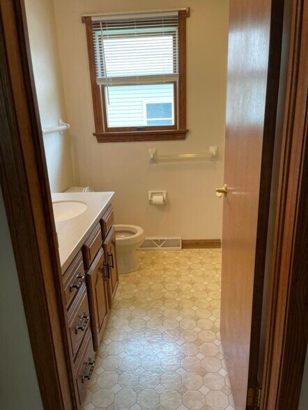 Building Photo - 5203 W Ridge Rd