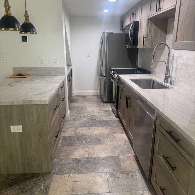 Building Photo - South Davis Townhome