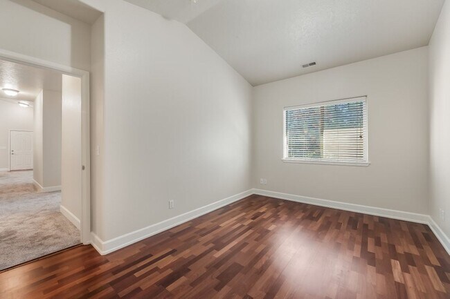 Building Photo - Pheasant Run Condo- 3rd floor NEW PAINT & ...