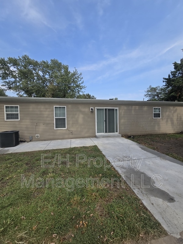 Building Photo - 501 S Edwards Ave
