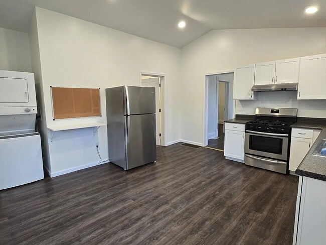 Building Photo - Convenient first floor living! Two bedroom, one bathroom house for rent. Updated flooring, bathro...
