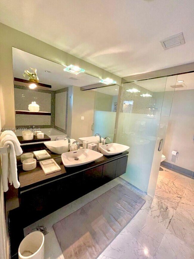 Building Photo - 200 Biscayne Blvd Way