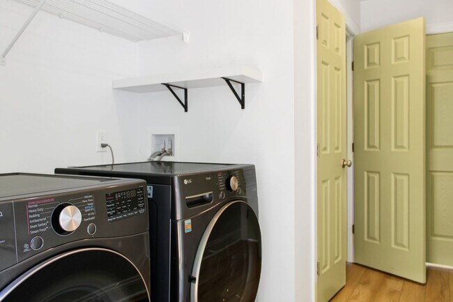Building Photo - Beautiful One-Level Home in Pristine Condition - Move-In Ready!