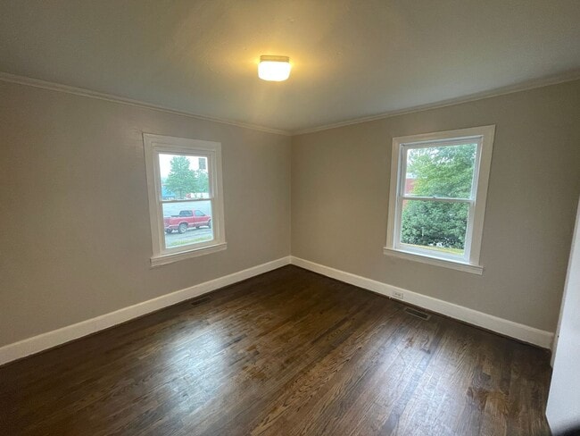 Building Photo - 3 bedroom 1 bath house available!  Freshly...