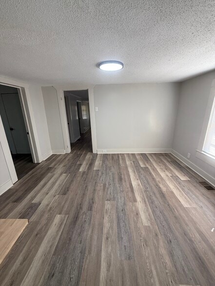 Building Photo - 537 37th Ter W
