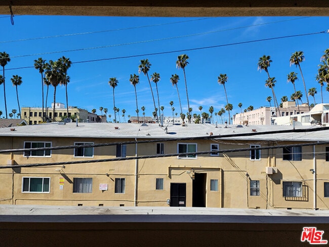 Building Photo - 425 S Kenmore Ave