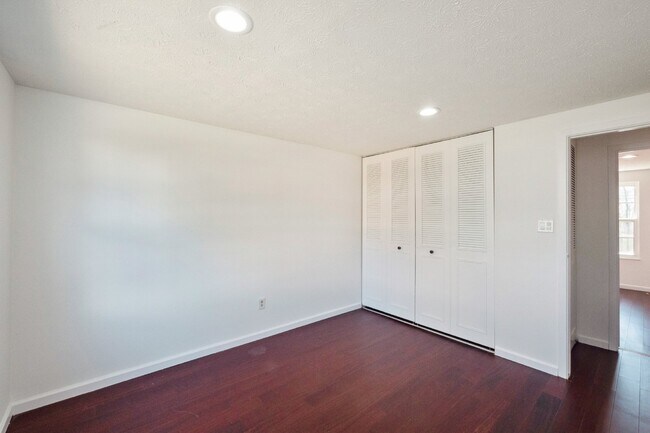 Building Photo - This beautiful well kept single-family hom...