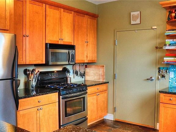 Building Photo - "Spacious 3-Bed Oasis with Granite Eleganc...