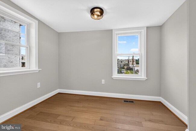 Building Photo - 3341 Chestnut Ave