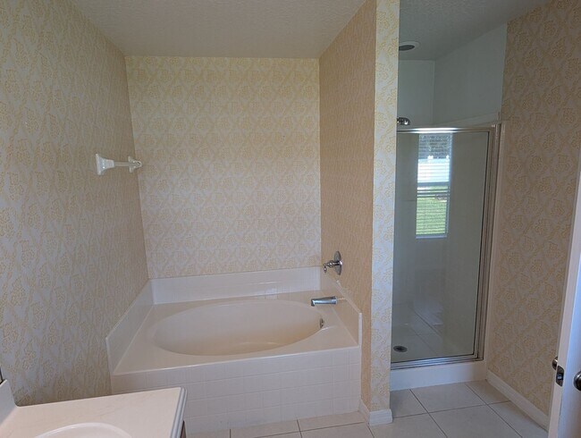 Building Photo - BEAUTIFUL 4 Bed 2.5 Bath Home For Rent in ...