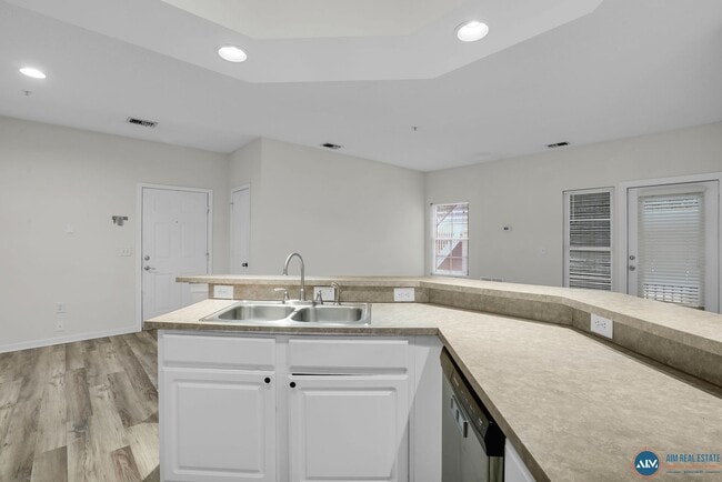 Building Photo - Pet Friendly - One Bed - AVAILABLE NOW