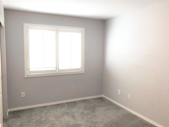 Building Photo - 2 bdrm, 1.5 ba, two story upper condo with...