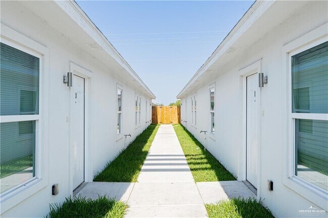 Building Photo - 405 Rafael Dr
