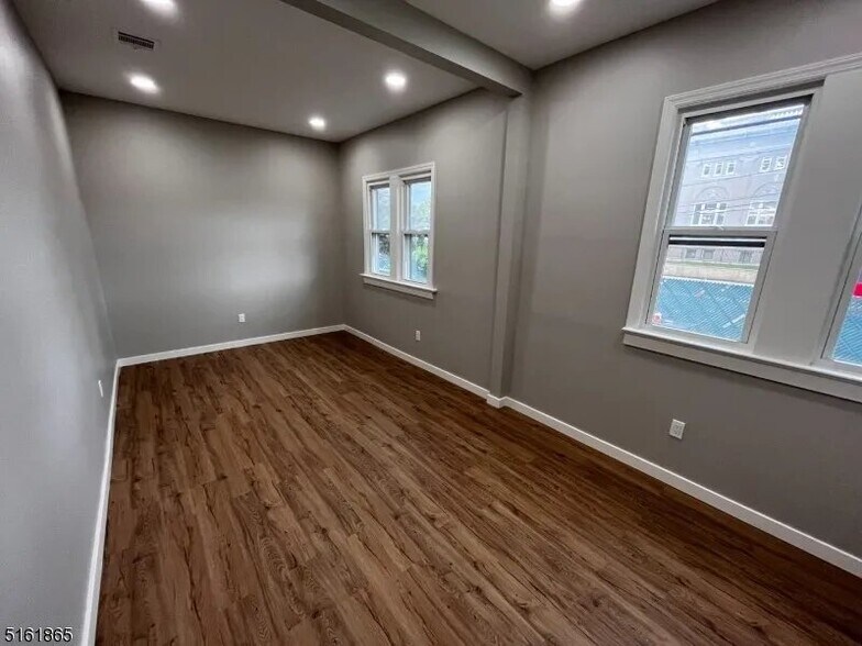 Building Photo - 339 Valley Brook Ave