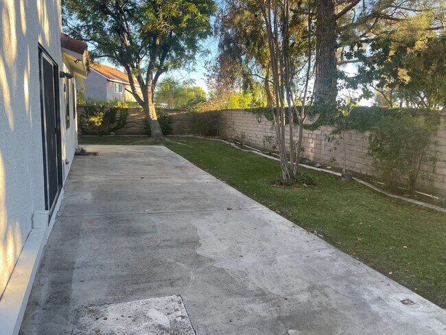 Building Photo - 2215 Lobelia Ave