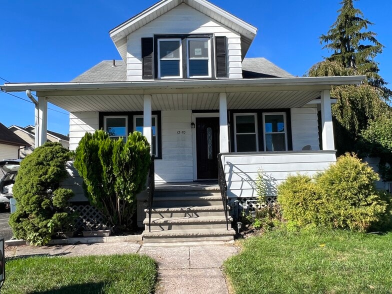 Primary Photo - 12-70 Edward St